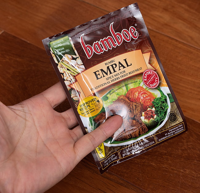 【bamboe】インドネシア料理 - インドネシア風牛肉の香味揚げの素　Empal 4 - サイズ比較のために手に持ってみました