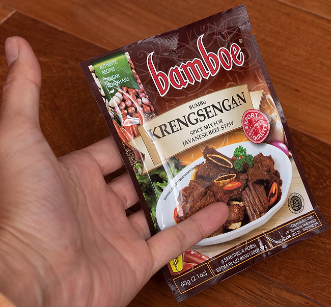 【bamboe】インドネシア料理 - ジャワ風ビーフシチューの素　Krengsengan 4 - サイズ比較のために手に持ってみました
