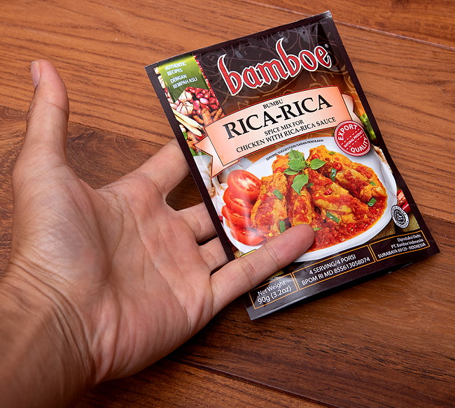 【bamboe】マナド風の鶏のスパイシートマト煮の素 Rica-Rica Sauce 5 - サイズ比較のために手に持ってみました