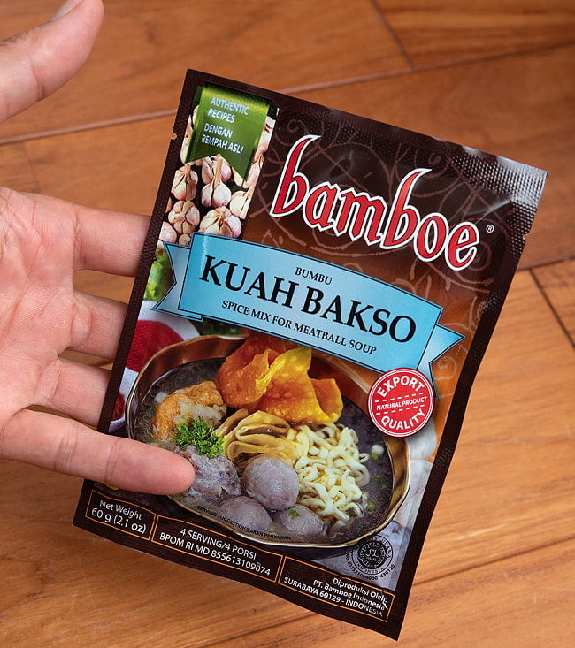 【bamboe】インドネシア料理 - ミートボールスープ　クアバクソの素　KUAH BAKSO - SPICE MIX FOR MEATBALL SOUP 60g 4 - サイズ比較のために手に持ってみました