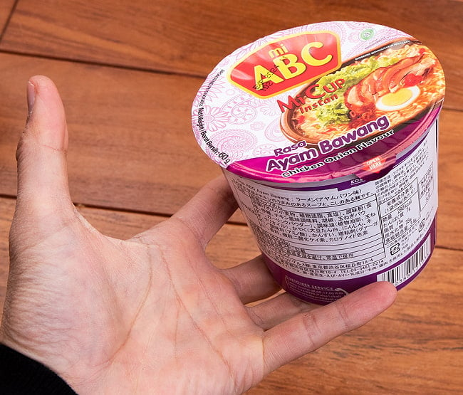 玉ねぎの甘味とチキン アヤムバワン味 インスタントラーメン - Ayam Bawang【ABC】 4 - サイズ比較のために手に持ってみました