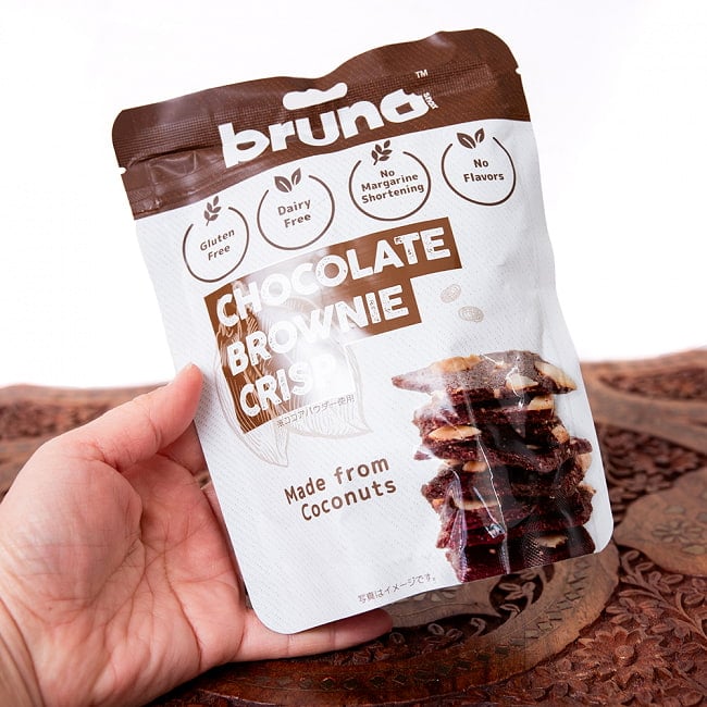 【bruno snack】ブルーノスナック・クリスピーブラウニーCHOCOLATE BROWNIE CRISP【チョコレート】 3 - 手に持ってみました。プレゼントにもちょうどよいサイズ感です