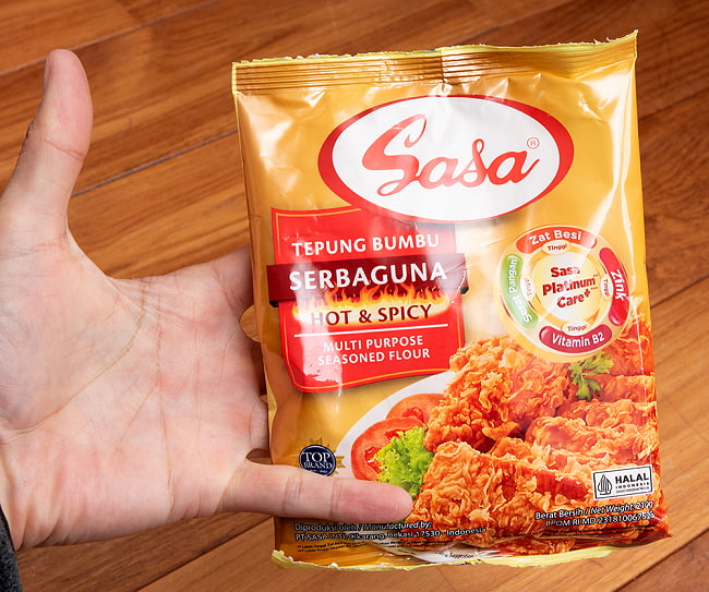 インドネシア風 唐揚げ粉 - TEPUNG BUMBU SERBAGUNA - HOT&SPICY 【SASA】 4 - 手に持ってみました。インドネシアのサラダ、ガドガドと一緒がおすすめです。ぜひ、お試しください。