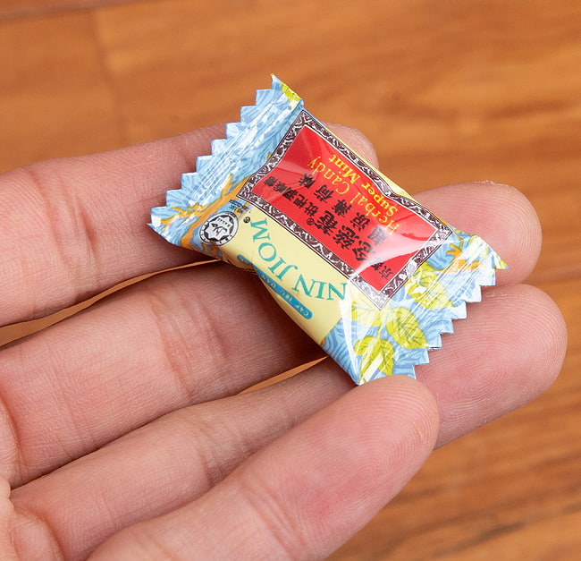 京都念慈菴 キャンディー スーパーミント味 -[NIN JIOM] 5 - 中の一個を手に持ってみました。ぱくん、美味しい♪