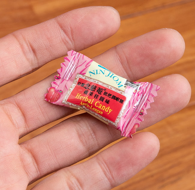 京都念慈菴 キャンディー アップル&ロンガン味 -[NIN JIOM] 5 - 中の一個を手に持ってみました。ぱくん、美味しい♪