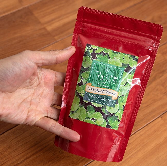 つぼくさ茶 With Rosemary ミントブレンド（ツボクサ・ミント・ローズマリー・レモングラス）　 30g【もだま工房・アーユルヴェーダティー】 4 - サイズ比較のために手に持ってみました