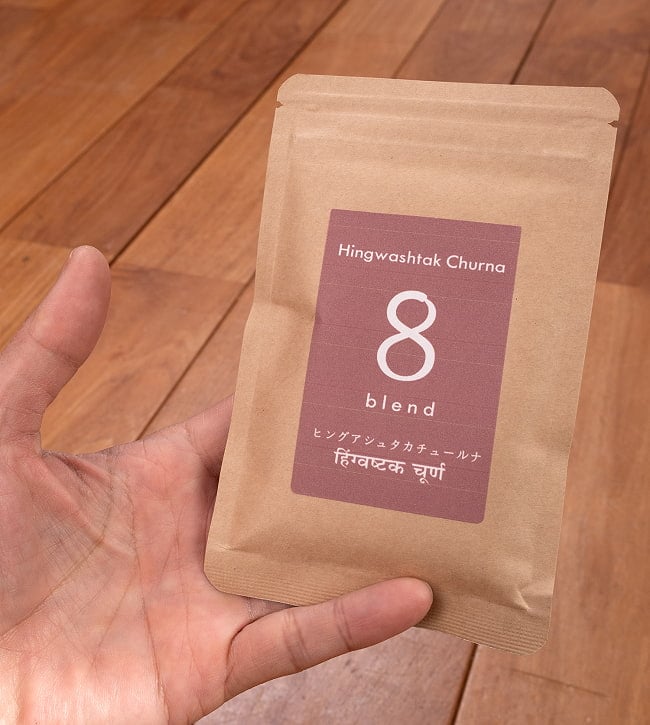 ヒングアシュタカチュールナ Hingwashtak Churna 30g【石垣島アーユルヴェーダ農園 もだま工房】 4 - サイズ比較のために手に持ってみました
