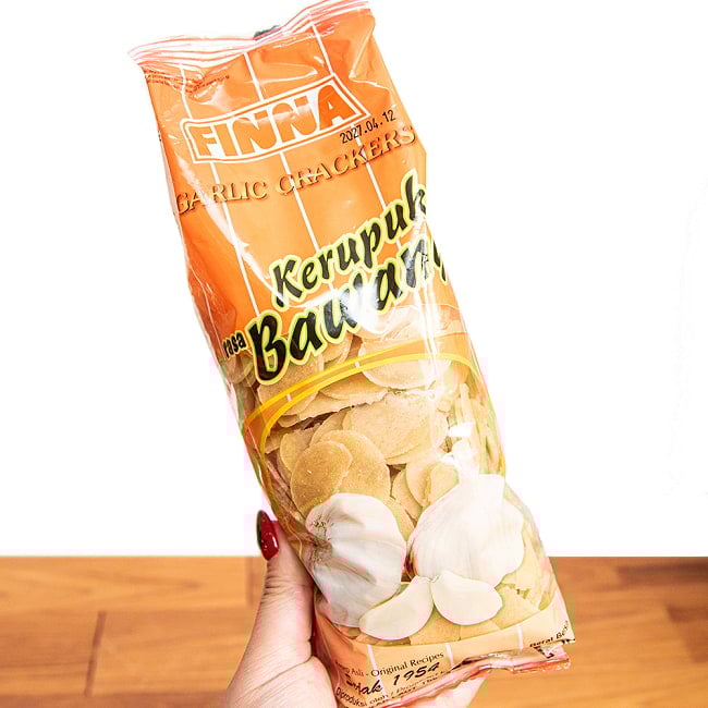 【FINNA】激うま！！にんにくせんべい GARLIC CRACKERS 380g 3 - 手に持ってみました。このくらいのサイズ感です。