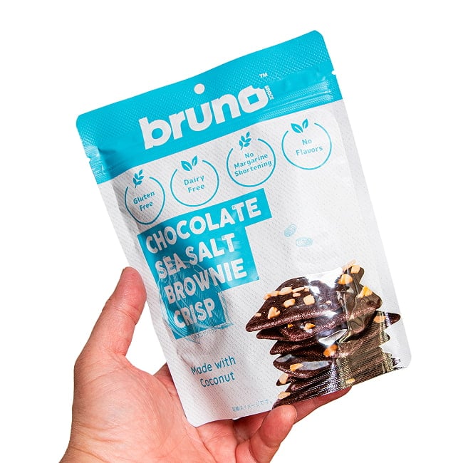 【bruno snack】ブルーノスナック・クリスピーシーソルト ブラウニーCHOCOLATE SEA SALT BROWNIE CRISP 3 - 手に持ってみました。プレゼントにもちょうどよいサイズ感です