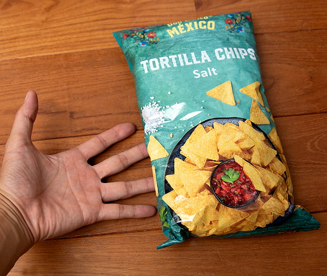 ドンエンリコ　トルティーヤチップス　ソルト 175g - TORTILLA CHIPS Salt 【Don Enrico Mexico】 4 - サイズ比較のために手と一緒に撮影しました