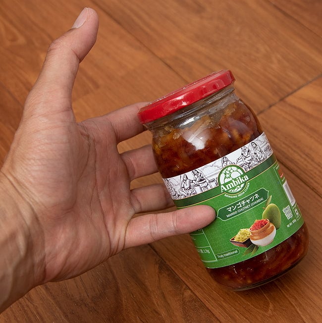 マンゴーチャツネ - MANGO CHUTNEY 500g 5 - サイズ比較のために手と一緒に