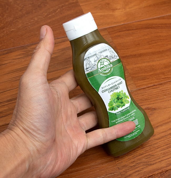 グリーン チャトニ パクチーとミントのソース - サモサなどに CORIANDER MINT DHUTNEY[190g] 4 - サイズ比較のために手と一緒に撮影しました