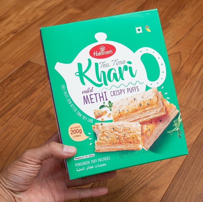 ワケありフェネグリーク味 カリー パイ(200g) - Tea Time Khari mild METHI CRISPY PUFFS - チャイと一緒に食べるスパイス味のパイ 4 - サイズ比較のために手に持ってみました