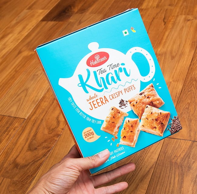 クミン味 カリ パイ(200g) - Tea Time Khari WHOLE JEERA CRISPY PUFFS - チャイと一緒に食べるスパイス味のパイ 3 - サイズ比較のために手に持ってみました