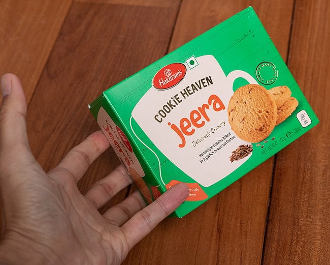 クミン味のクッキー - COOKIE HEAVEN Jeera 4 - サイズ比較のために手に持ってみました
