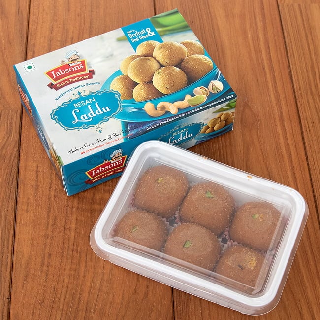 インドのお団子スイーツ - Besan Laddu 【Jabsons】 4 - パッケージを開けてみました。中には6個入っています。