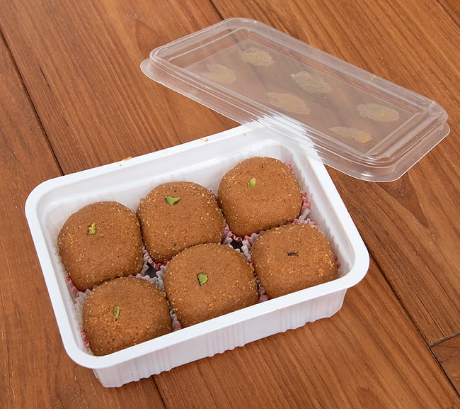 インドのお団子スイーツ - Besan Laddu 【Jabsons】 5 - 箱を開けてみたところです