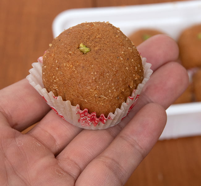 インドのお団子スイーツ - Besan Laddu 【Jabsons】 6 - サイズ比較のために手に持ってみました