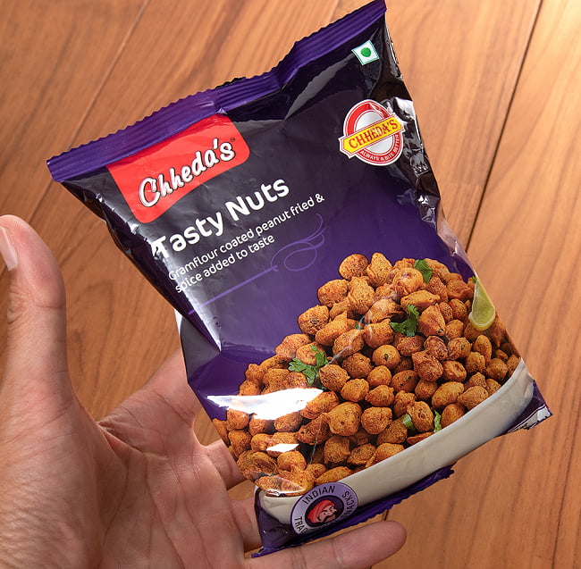 インドのスパイシーナッツ - Tasty Nuts【Chhedas】 4 - サイズ比較のために手に持ってみました