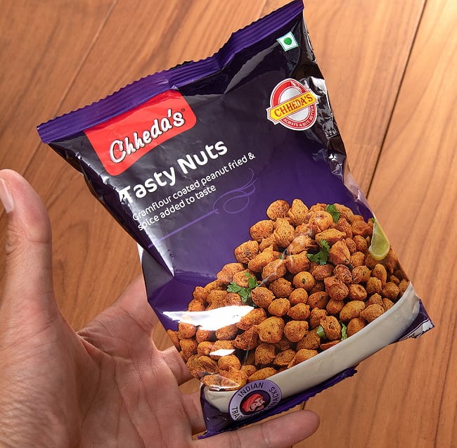 インドのスパイシーナッツ - Tasty Nuts【Chhedas】 4 - サイズ比較のために手に持ってみました