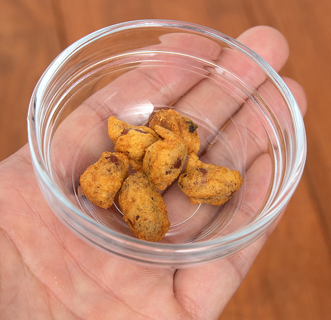 インドのスパイシーナッツ - Tasty Nuts【Chhedas】 6 - 手に持ってみました