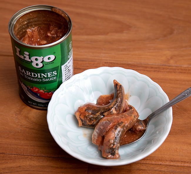 サーディン - いわしのトマト煮 チリ味 - SARDINES in Tomato Souce Chilli Added[155g] 5 - 別の味の缶の中を開けてみました。ふつうに美味しいサーディンでした♪