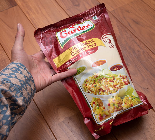 インドのお菓子 マサラぽん菓子 ベルプリ&セブプリ - Bhel Puri & Sev Puri 4 - サイズ比較のために手に持ってみました