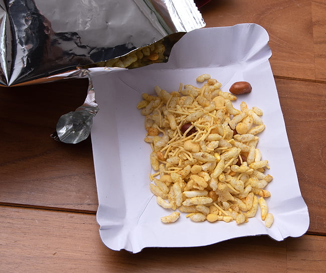 インドのお菓子 マサラぽん菓子 ベルプリ&セブプリ - Bhel Puri & Sev Puri 6 - 中にはピーナッツ、ポン菓子、糸状のお菓子が入っています