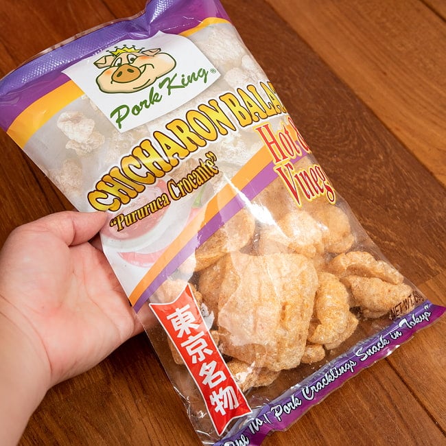 〔低糖質！ロカボスナック〕チチャロン バラット - 豚皮の唐揚げ  CHICHARON BALAT ホット & ビネガー 〔Pork-King〕　糖質オフ　国産 5 - サイズ比較のために手と一緒に撮影しました