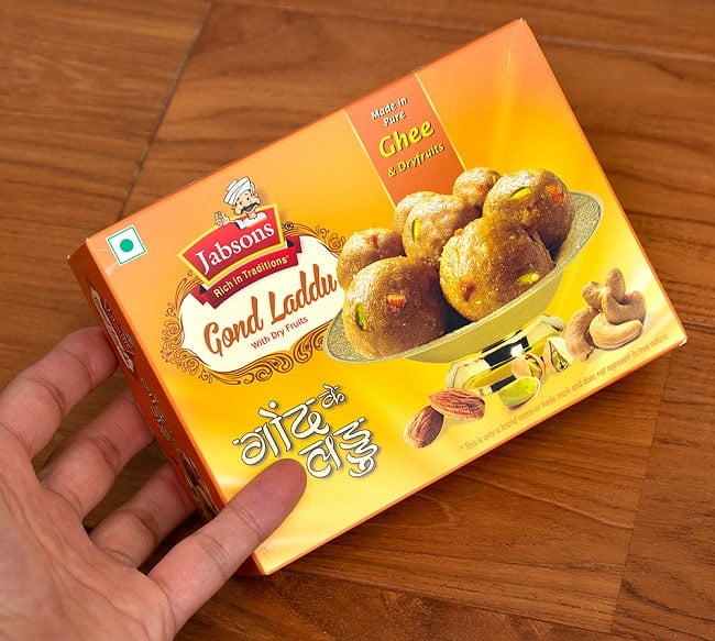 インドのお団子スイーツ - ゴンド・ラッドゥ - GOND LADDU with Dry Fruits[Jabsons] 4 - サイズ比較のために手に持ってみました