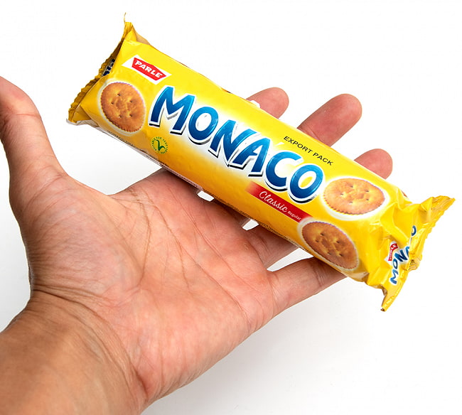 インドのチャイのお供に - モナコ ビスケット MONACO【PARLE】 2 - サイズ比較のために手に持ってみました。
