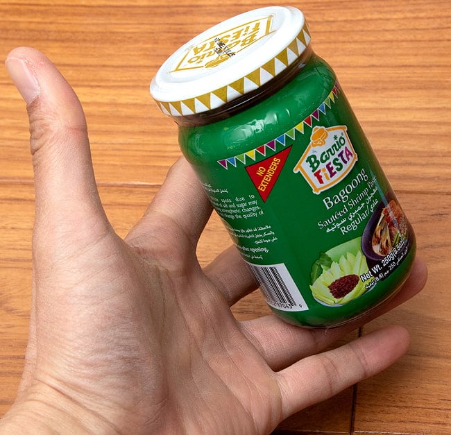 フィリピンのエビペースト-バゴーン Bagoong Sauteed Shrimp Paste Regular [250g] 4 - サイズ比較のために手と一緒に撮影しました