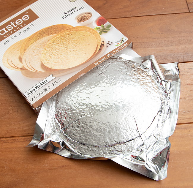 フェヌグリーク 小麦 クリスプ - インド 薄せんべい Fenugreek Wheat Crisp - Methi Khakhra 200g 【Tastee Khakhra】 4 - 湿気の影響を受けないように、銀色のパッケージに入っています。