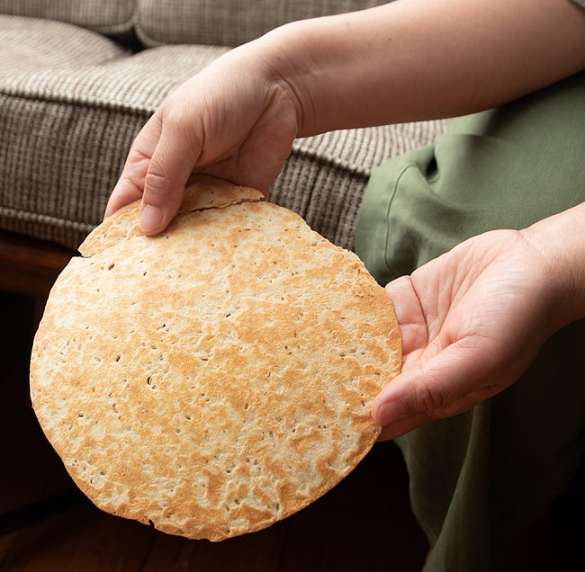 フェヌグリーク 小麦 クリスプ - インド 薄せんべい Fenugreek Wheat Crisp - Methi Khakhra 200g 【Tastee Khakhra】 5 - サイズは大きいですが、簡単に手で割れます