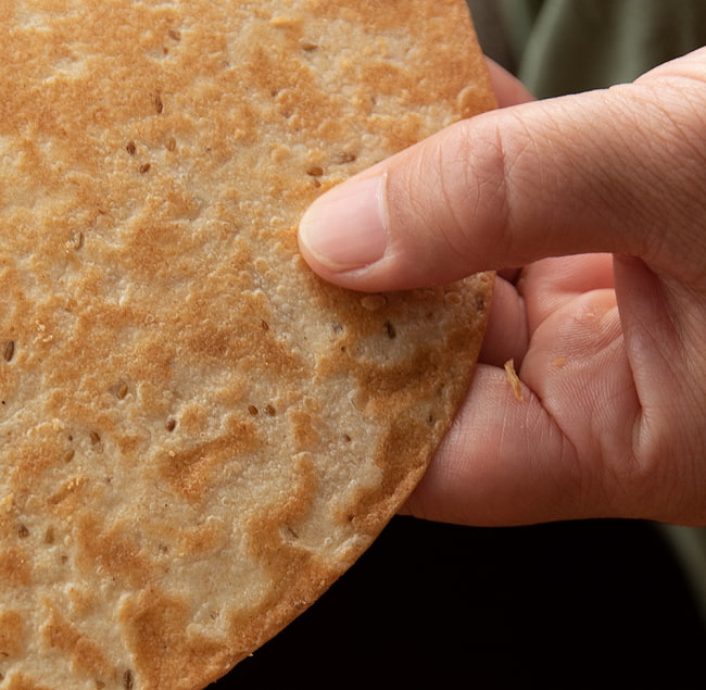フェヌグリーク 小麦 クリスプ - インド 薄せんべい Fenugreek Wheat Crisp - Methi Khakhra 200g 【Tastee Khakhra】 6 - 薄めのパリパリクラッカーです