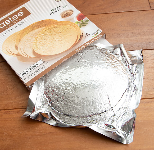 クミン 小麦 クリスプ  - インド 薄せんべい  Cumin Wheat Crisp - Jeera Khakhra 200g 【Tastee Khakhra】 4 - 湿気の影響を受けないように、銀色のパッケージに入っています。