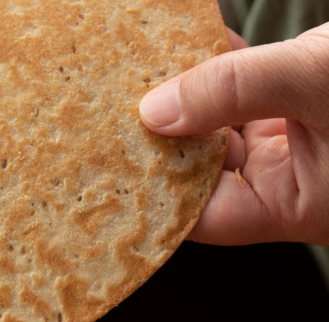 クミン 小麦 クリスプ  - インド 薄せんべい  Cumin Wheat Crisp - Jeera Khakhra 200g 【Tastee Khakhra】 6 - 薄めのパリパリクラッカーです