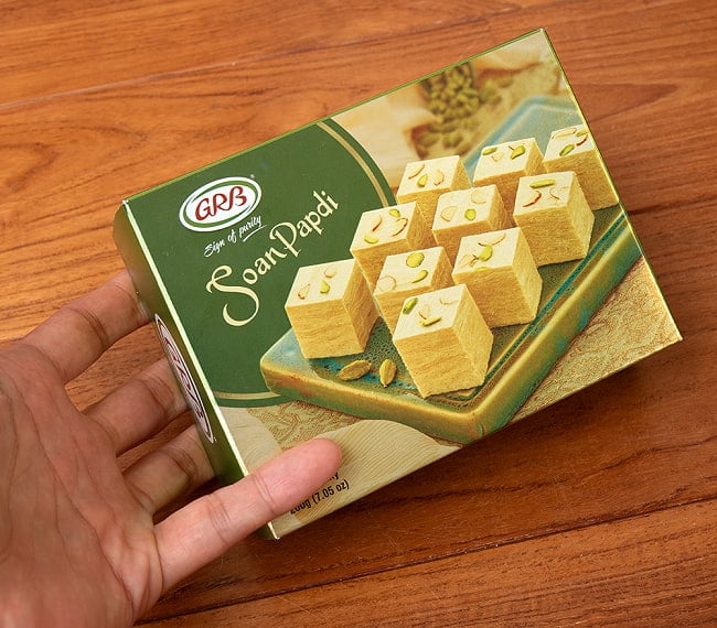 インドのお菓子 ソーンパブディ - SOAN PAPDI 200g【GRB】 4 - サイズ比較のために手に持ってみました