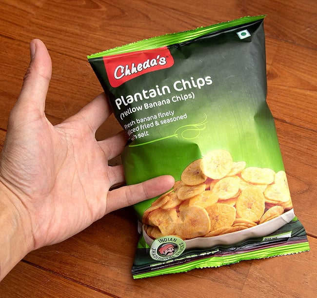 南国バナナをココナッツオイルで揚げた - Yellow Banana Chips 170g【Chhedas】 5 - サイズ比較のために手に持ってみました