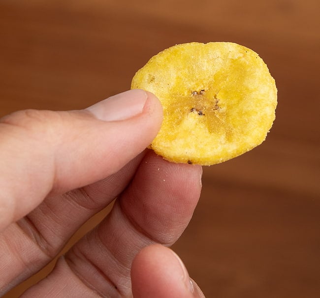 南国バナナをココナッツオイルで揚げた - Yellow Banana Chips 170g【Chhedas】 7 - 手に持ってみました。ポリポリ、むしゃむしゃ、美味しい！