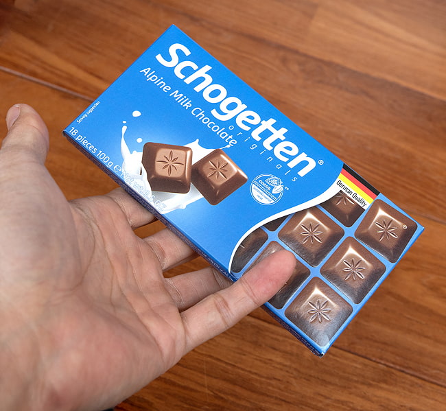 〔TRUMPF〕ドイツ製　トランフのチョコレート　人気のSchogettenシリーズ - アルパイン ミルク チョコレート 100g 4 - サイズ比較のために手に持ってみました
