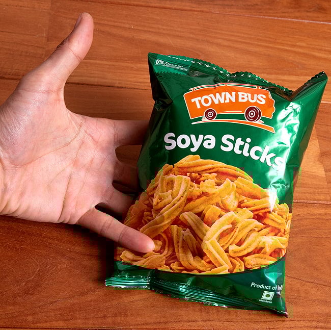 スパイスの味が後をひく南インドスナック - Soya Sticks 110g【TOWNBUS】 4 - サイズ比較のために手に持ってみました