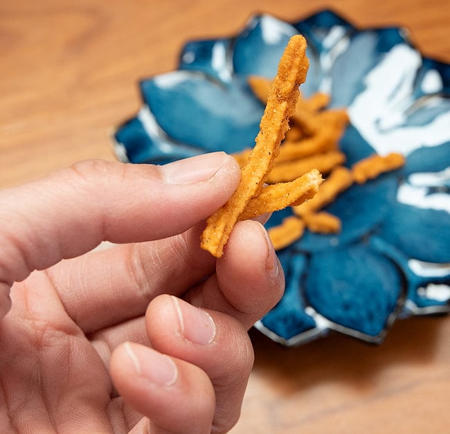 スパイスの味が後をひく南インドスナック - Soya Sticks 110g【TOWNBUS】 6 - 手に持ってみました