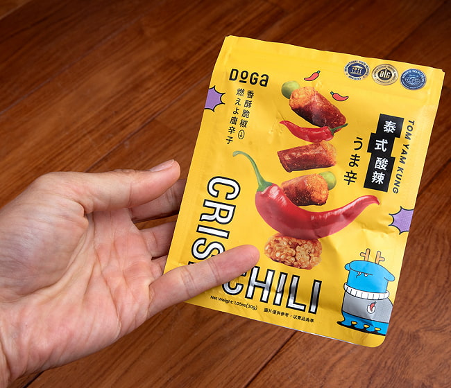 台湾スナック クリスプチリ トムヤンクン風味 30g - CRISP CHILLI 泰式酸辣 うま辛【台湾DOGA】 5 - サイズ比較のために手に持ってみました