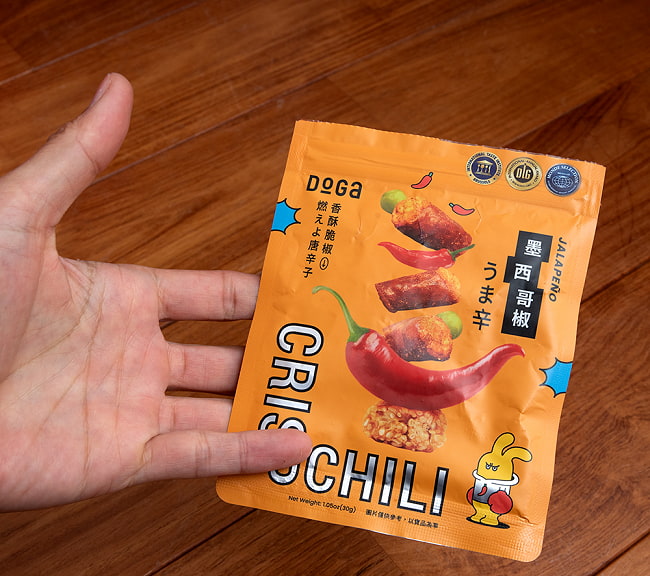 台湾スナック クリスプチリ ハラペーニョ風味 30g - CRISP CHILLI うま辛【台湾DOGA】 5 - サイズ比較のために手に持ってみました