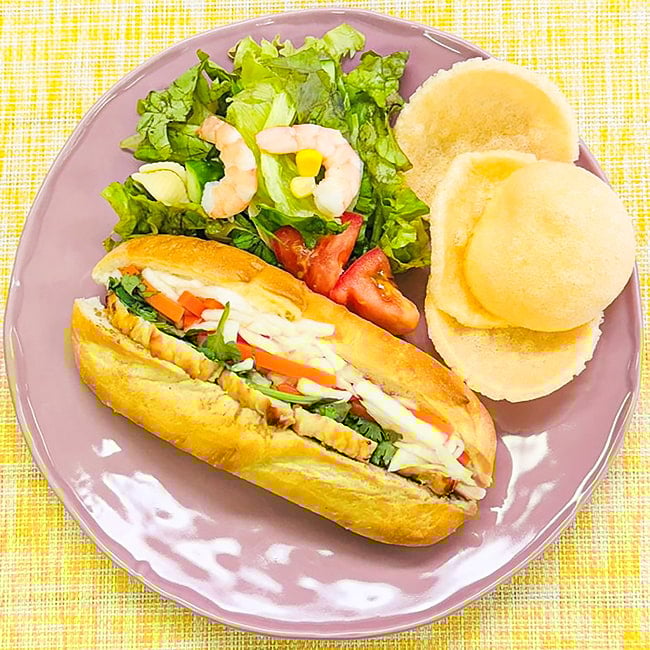 ベトナム マンゴークラッカー 170g - ほんのりマンゴー風味  3 - バインミーサンドの付け合わせにもぴったりです。※メーカー推奨の調理例です。