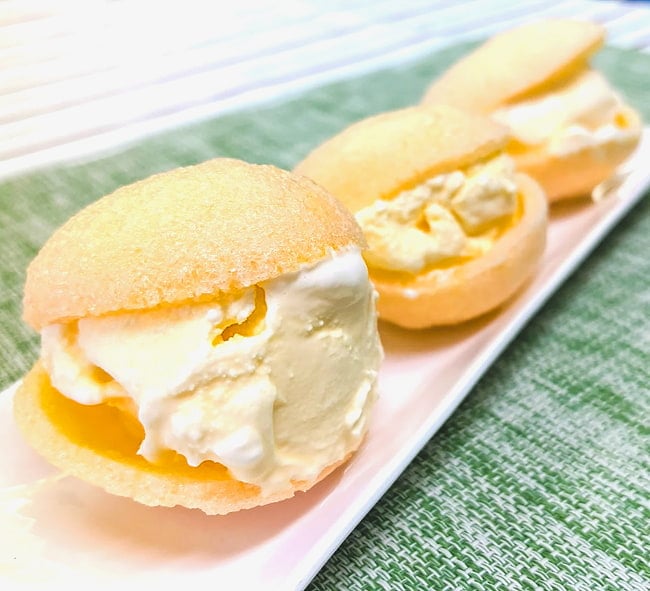 ベトナム マンゴークラッカー 170g - ほんのりマンゴー風味  5 - お好みのアイスを挟んで、アイスサンドとしてもお楽しみいただけます。※メーカー推奨の調理例です。