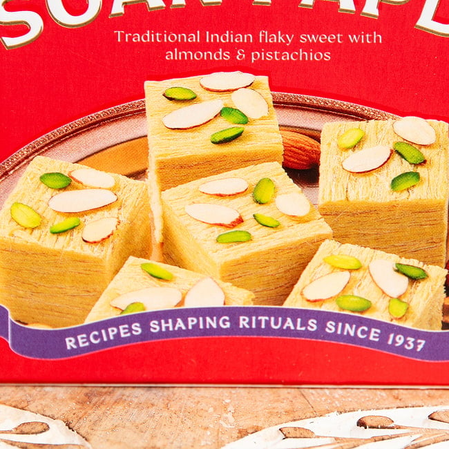 ギー仕立ての ソーンパブディ - SOAN PAPDI PREMIUM 250g【Haldiram’s】 2 - 斜めから撮影しました
