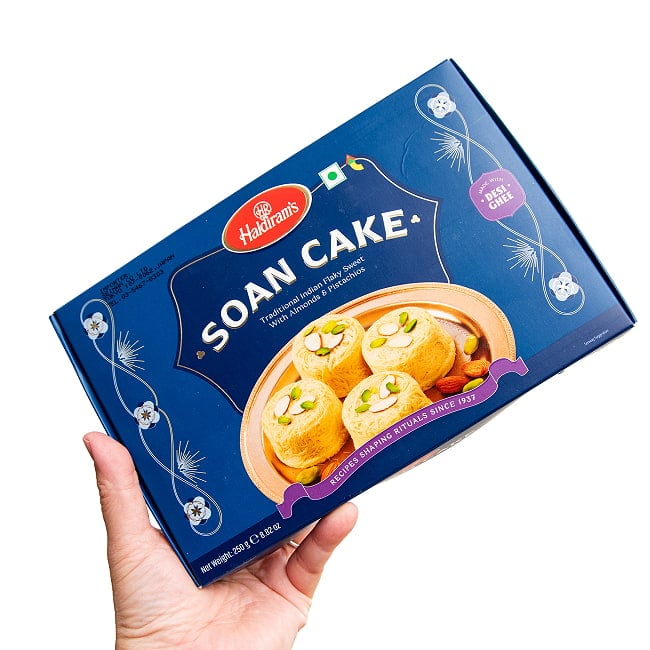 ギー仕立ての ソーンケーキ - SOAN CAKE PREMIUM 250g【Haldiram’s】 4 - サイズ比較のために手に持ってみました