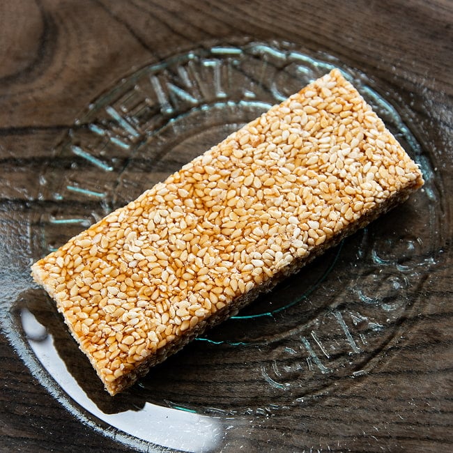 インドの伝統菓子 チャーリー ごまチッキ 30g - Charliee Til Chikki 30g 2 - 小さくても食べ応えありです。